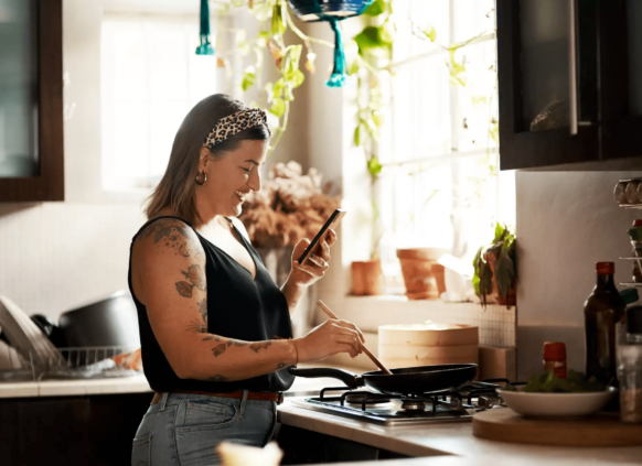 Oviva patientin in der Küche am kochen