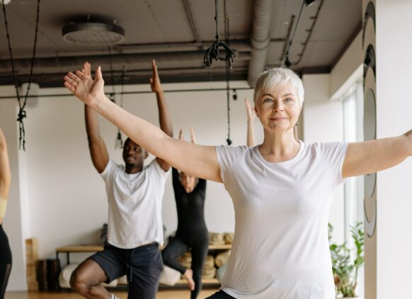 ältere Frau macht Yoga