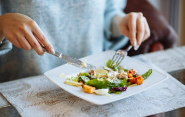 Frau isst einen Salat