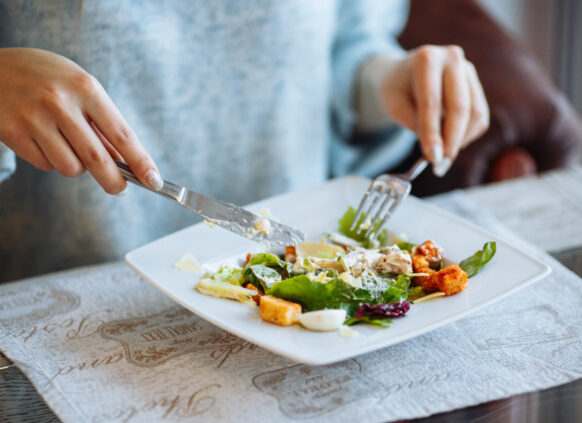 Frau isst einen Salat