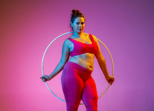 Selbstbewusste Frau mit Hula Hoop