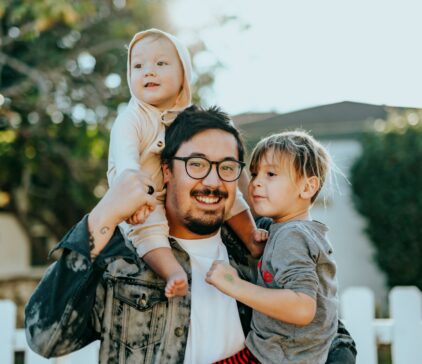 Vater mit zwei Kindern