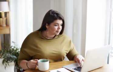 attraktive junge Frau am Laptop