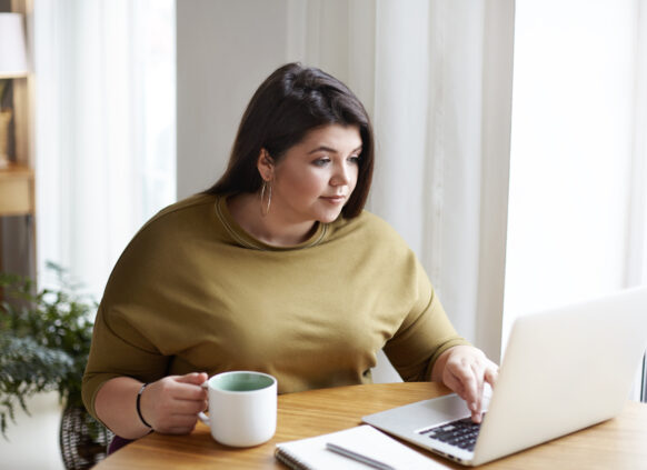 attraktive junge Frau am Laptop