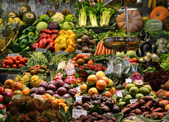 Eine Gemüsetheke im Supermarkt mit einer großen Auswahl an Obst und Gemüse.