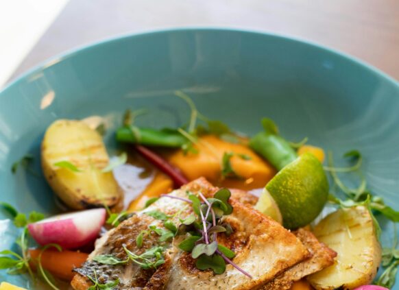 frischer gebratener fisch mit buntem gemüse