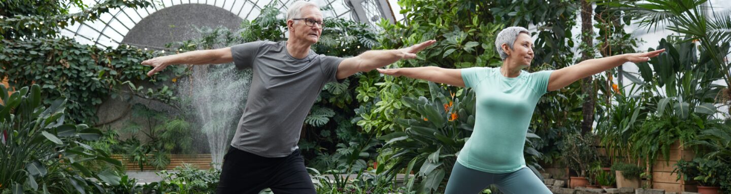 Älteres Pärchen macht Yoga