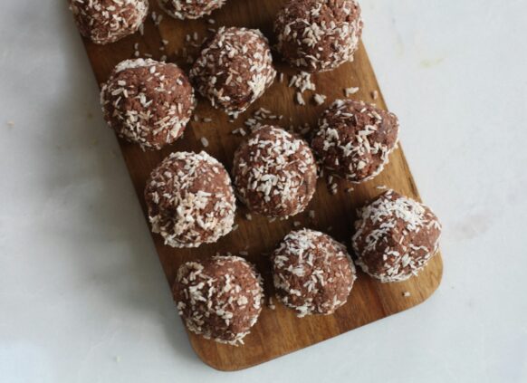 Gesunde Energyballs auf einem Holzbrett.
