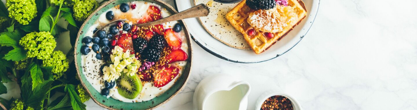 gedeckter Frühstückstisch mit süßem Frühstück