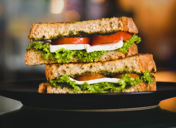 gestalpete Vollkorntoasts mit Tomate und Salat.