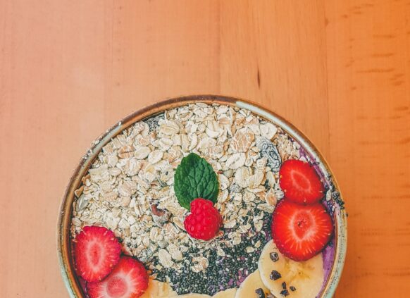 Joghurt Bowl mit Chia und Haferflocken