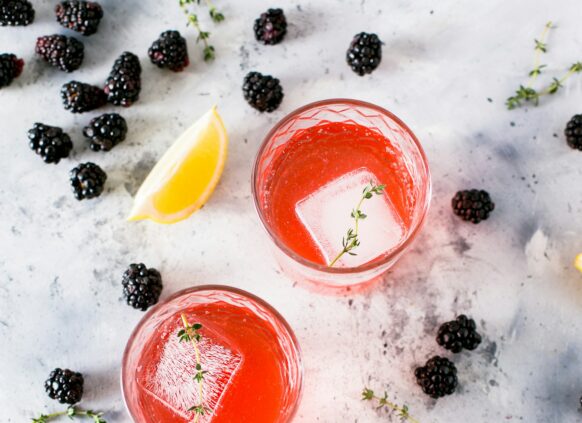 Gesunde Limonaden aus Tee und Beeren.