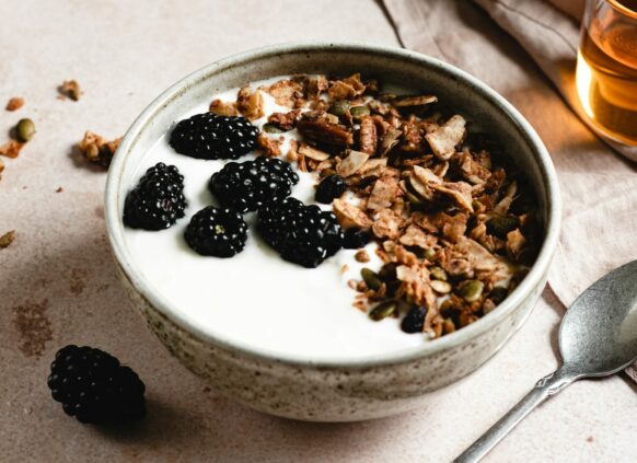 Joghurt mit Früchten und Nüssen auf Holzplattte