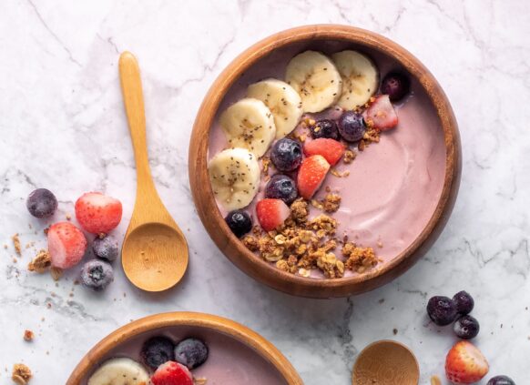 Zwei Joghurt Bowl mit Früchten und Granola