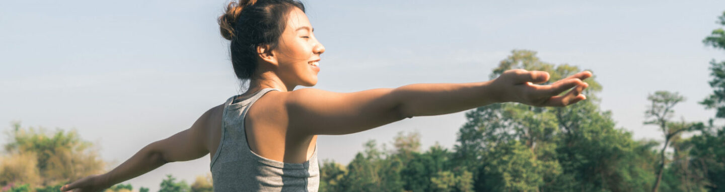 Junge Frau macht Yoga im Park