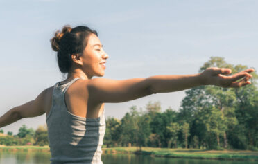 Junge Frau macht Yoga im Park