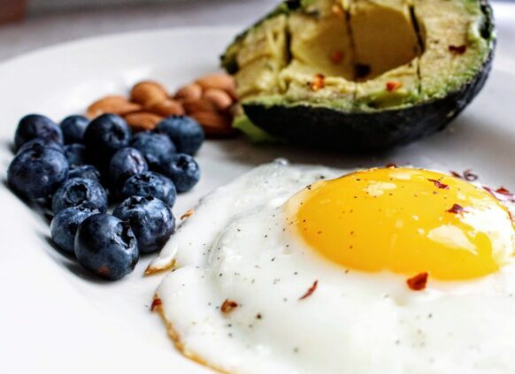 spiegelei mit avocado und blaubeeren