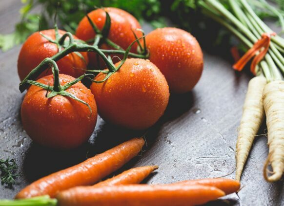 Frische Tomaten und Karotten auf dem Tisch