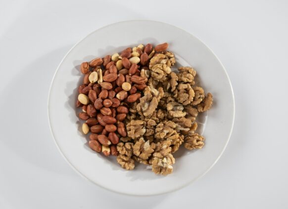 Eine Schalen mit Walnüssen und Mandeln als gesunde Fettquelle.