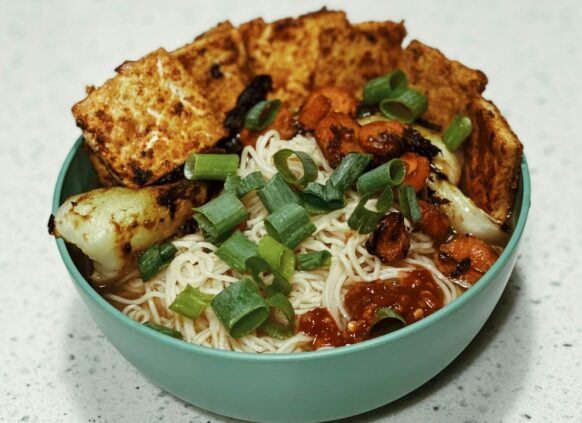 Eine Bowl mit Tofu, Reis und Gemüse.