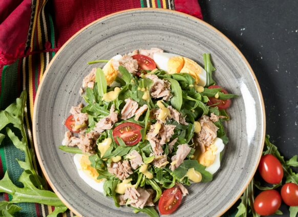 Ruccola Salat mit Thunfisch und Ei.