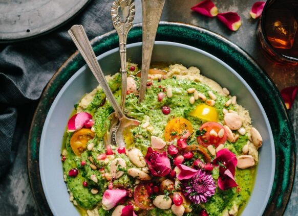 Bowl mit Avocado und drei Silberlöffeln darin.