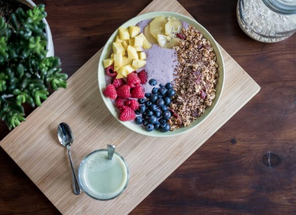 Eine gesunde Joghurt Frühstücks Bowl mit Früchten und Saaten.