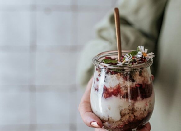 Ein gesunder Joghurt mit Granola im Glas.