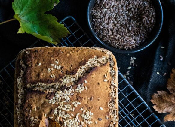 Vollkornbrot mit Sonnenblumenkernen und Ahornblatt auf einer Platte