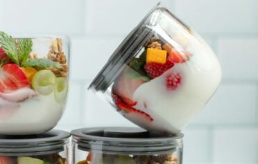 Meal Prep Gläser befüllt mit Joghurt und Früchten