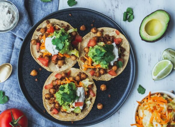 vegane Taccos befüllt mit Gemüse und Joghurt