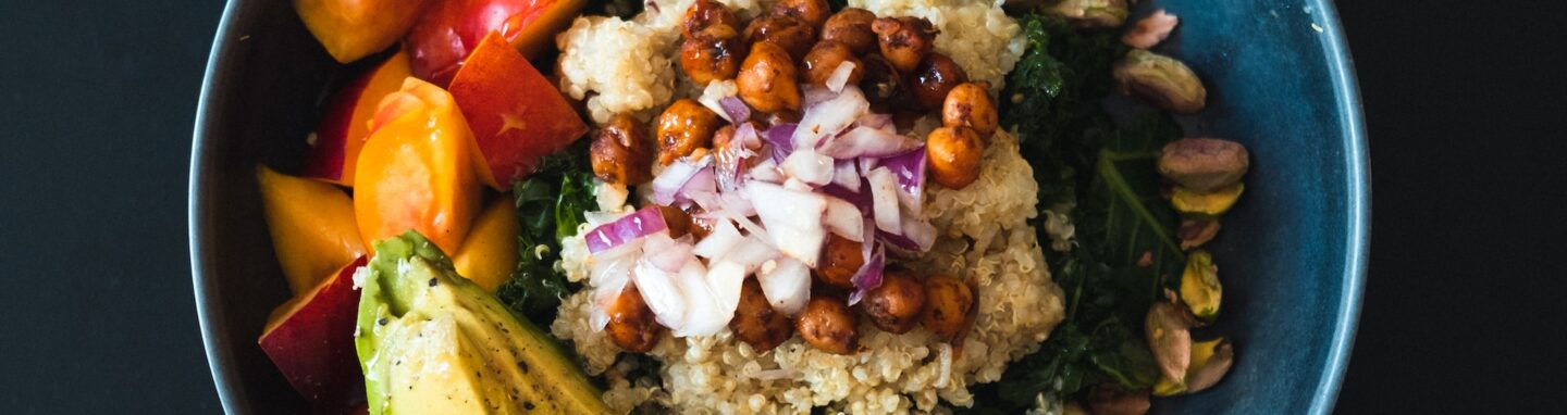 Vegane Bowl auf dunklem Hintergrund