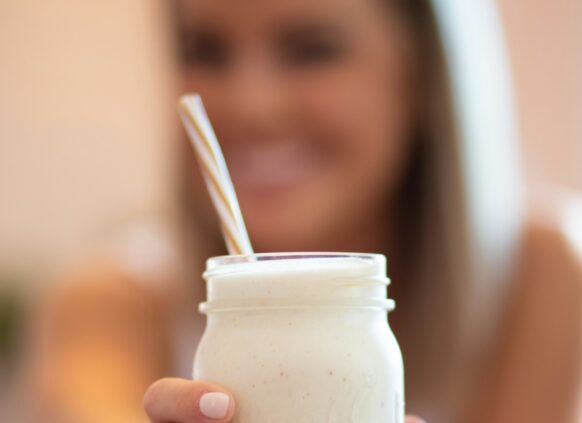 Ein heller Shake in einem Glas.