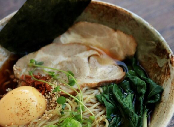 Eine Ramen-Suppe mit Gemüse und Ei.