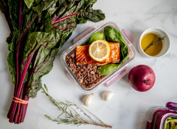 Mealprep mit Reis, emüse und Lachs in einer Brotdose.