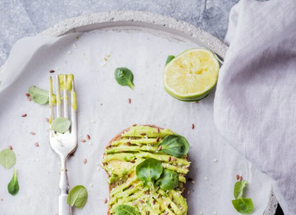 Avocado Brot auf einem Teller garniert.