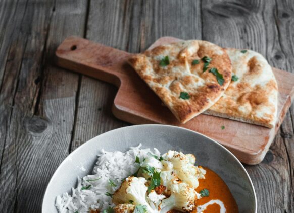 Reis mit Blumenkohlcurry und Brot.