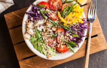 Bunte Bowl mit Salat und Gemüse.