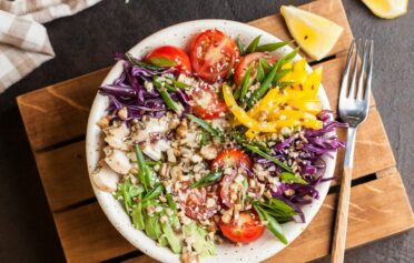 Bunte Bowl mit Salat und Gemüse.
