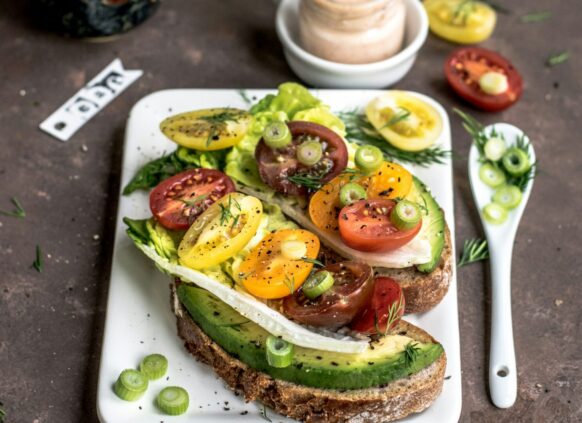 Gesundes Avocadobrot mit Gemüse.