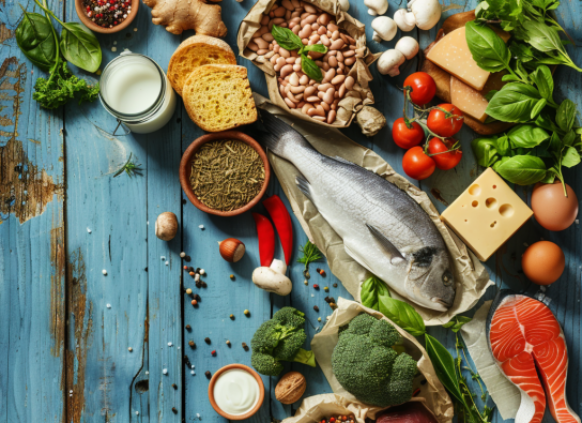 Auf einer Platte sind verschiedene proteinreiche Lebensmittel, wie Fisch, Fleisch und Gemüse dekoriert.