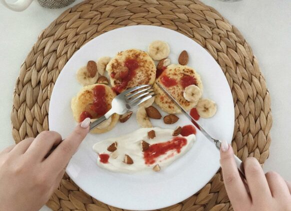 Eiweißpancakes auf einem Teller