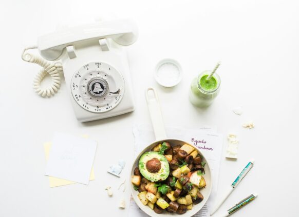 eine Bowl mit gesunden Fetten aus Avocados und Nüssen.