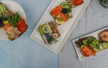 Brote mit Gemüse und Fisch