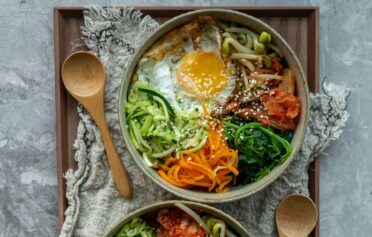 Eine gesunde Gemüsebowl mit Spiegelei.