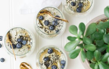 Gläser mit einem Blaubeer-Chia-Pudding befüllt.