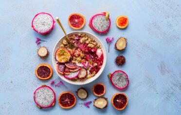 Eine gesunde Frühstücksbowl mit Früchten und Granola.