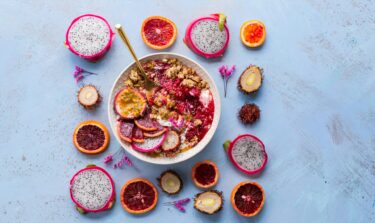 Eine gesunde Frühstücksbowl mit Früchten und Granola.