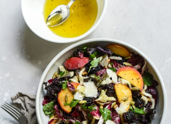 Ein bunter Salat mit einem gesunden Öl Dressing.