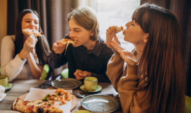 Essen mit Freunden im Restaurant.